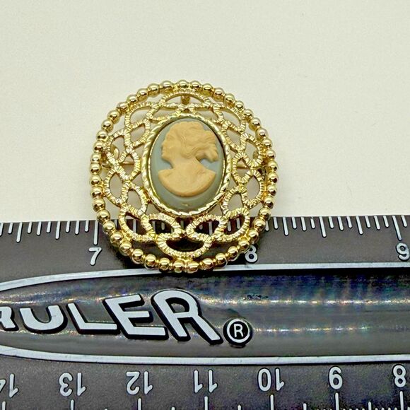 VTG Sarah Coventry Goldtone Blue Cameo Brooch Pendant Filigree Oval Convertible - Picture 6 of 8